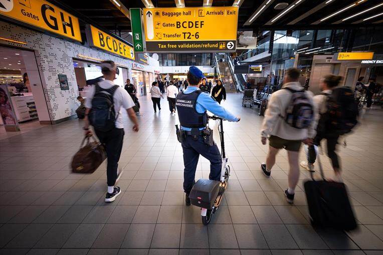 Collega op Schiphol patrouilleert op de Metz Moover.