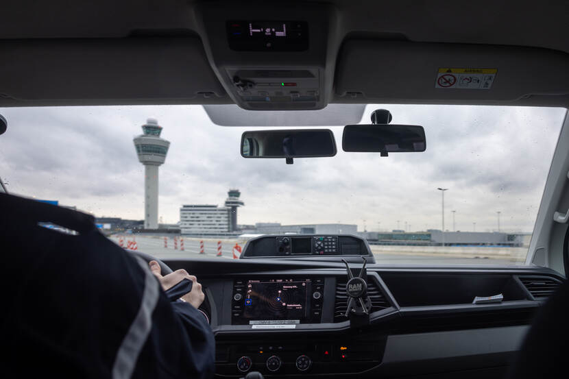 Marechaussee achter het stuur op Schiphol.