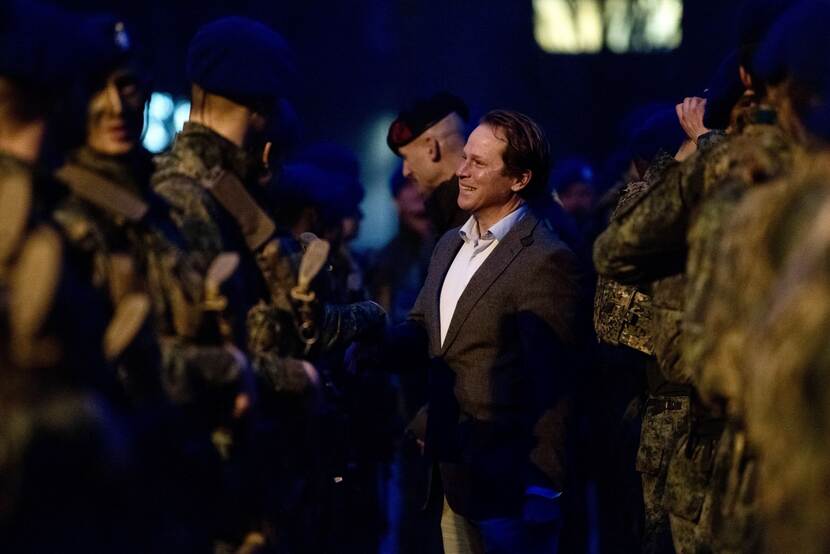 Staatsecretaris Gijs Tuinman spreekt militairen toe