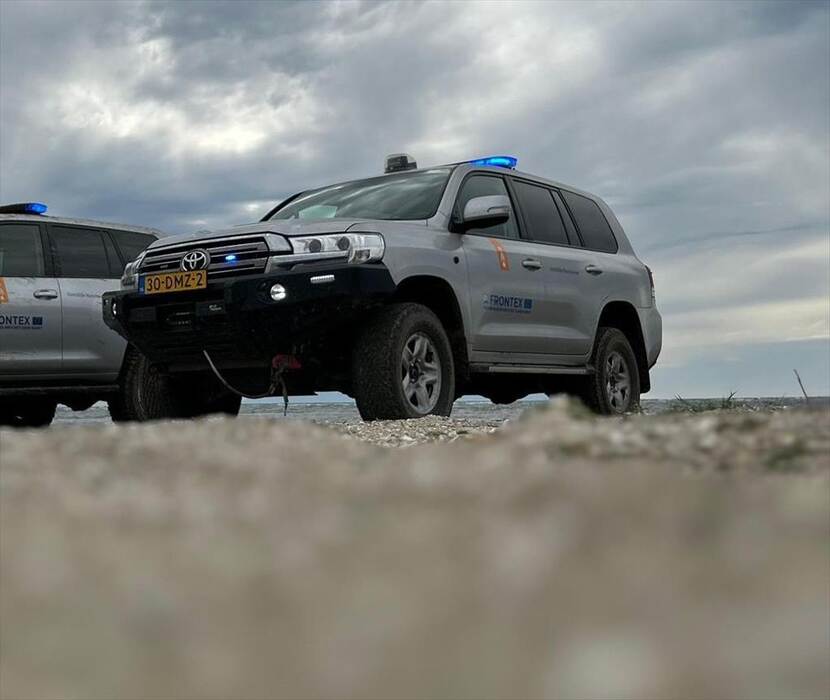 Toyota Landcruiser van de Marechaussee op  het strand