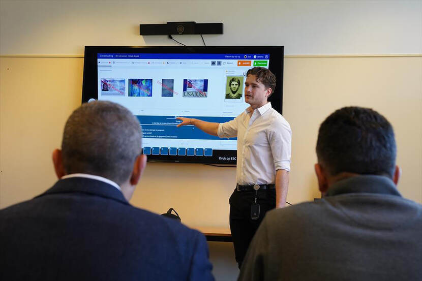 De Libanese delegatie luistert aandachtig naar een presentatie.