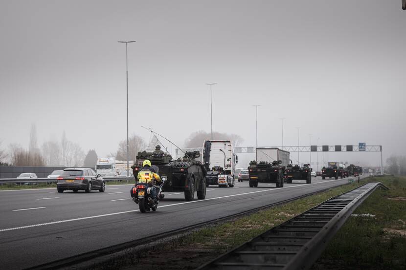 Een colonne legervoertuigen staat klaar om op pad te gaan.
