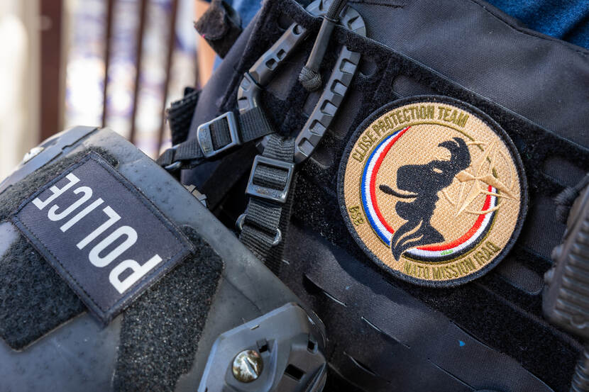 Patch van de BSB op de arm van een marechaussee.