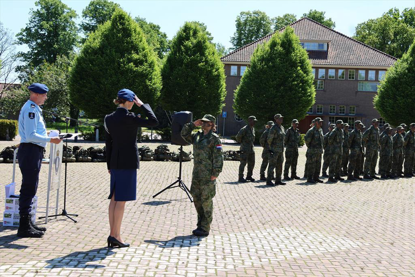 Reservisten ontvangen hun certificaat.