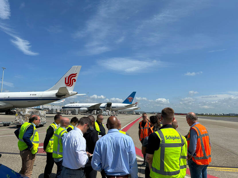 Medewerkers van de Marechaussee en de Amerikaanse secret service op Schiphol.