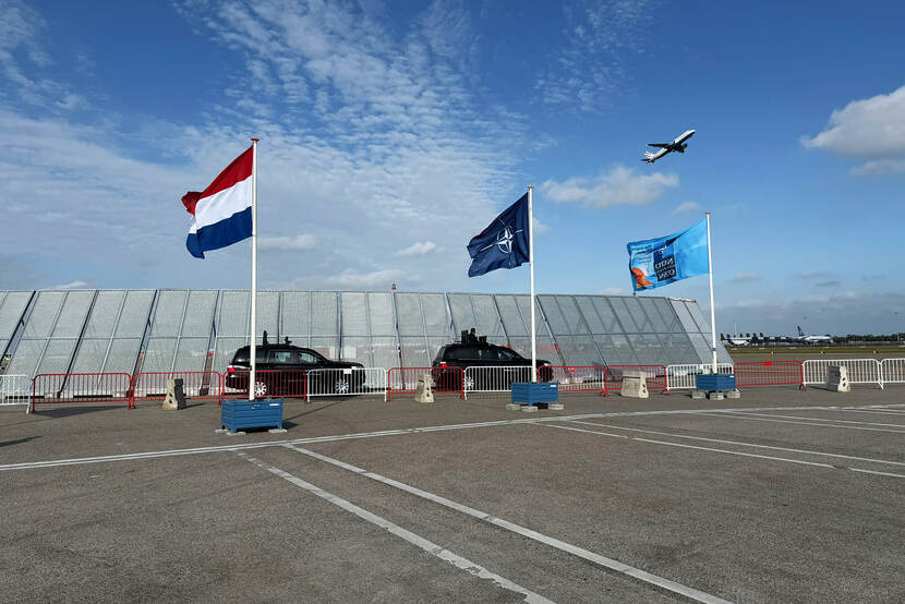 Voertuigen van de GBB op Schiphol bij aankomst van delegatieleden NAVO-top