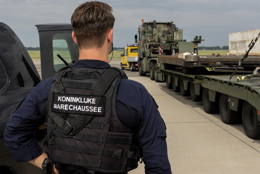 Marechaussee van de GBB op Schiphol tijdens voorbereidingen NAVO-top.