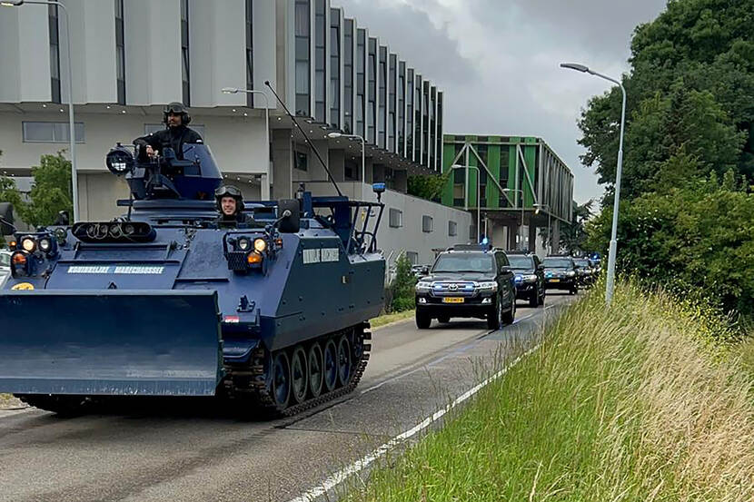 Voertuigen van de Marechaussee onderweg van de KMK naar de Polderbaan.