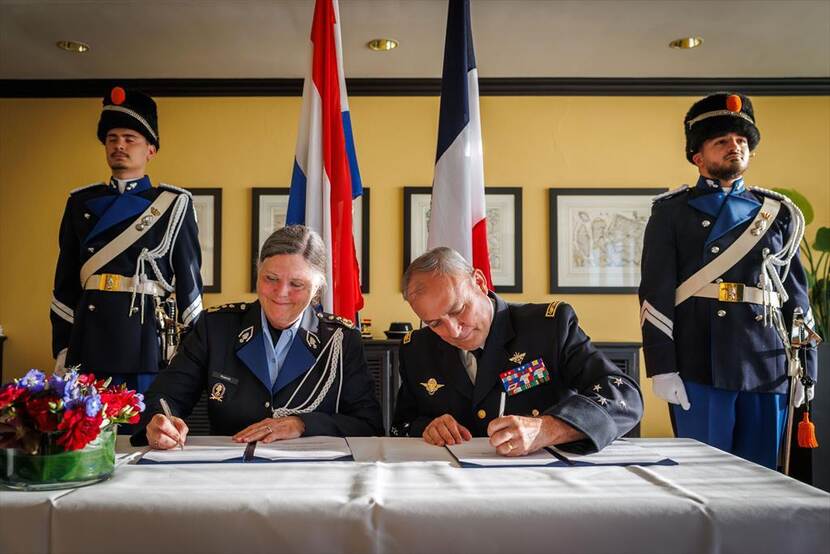 Annelore Roelofs en Hubert Bonneau tekenen samenwerkingsovereenkomst.