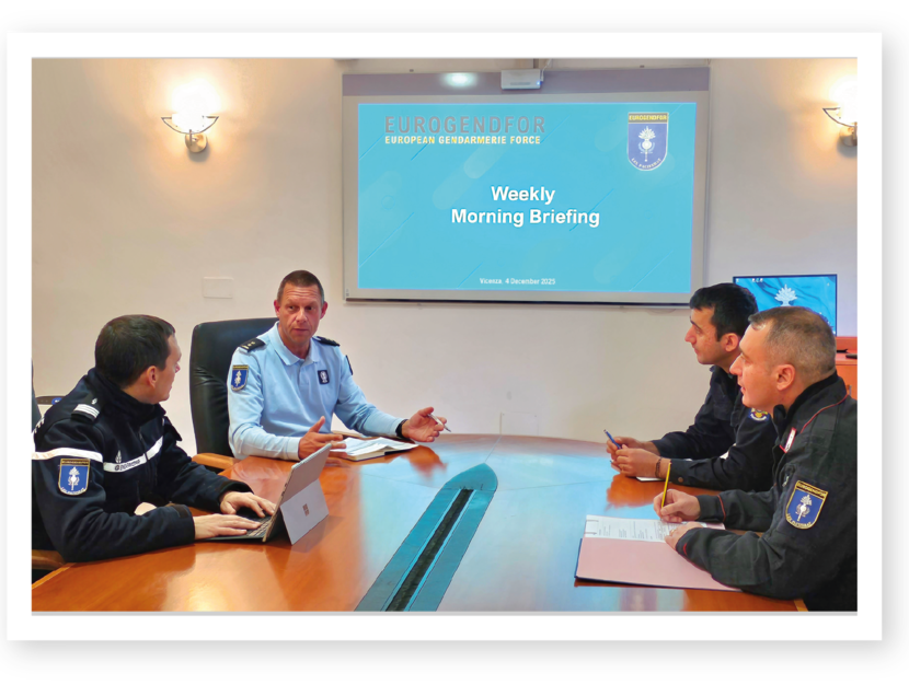 Frank rond de tafel met een aantal collega’s.