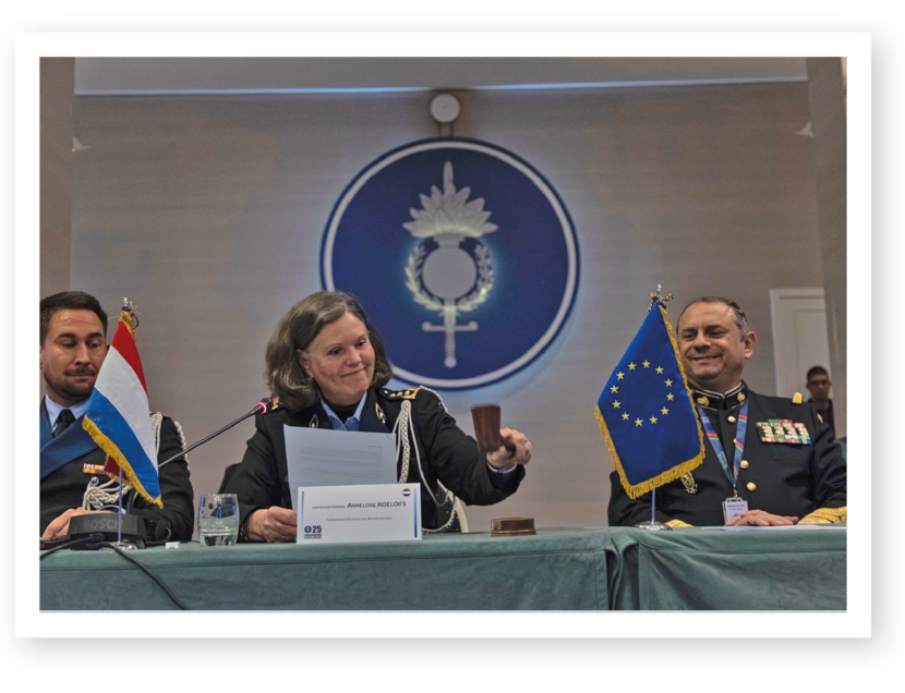 Foto van CKMar Annelore Roelofs die het voorzitterschap van EUROGENDFOR overneemt.