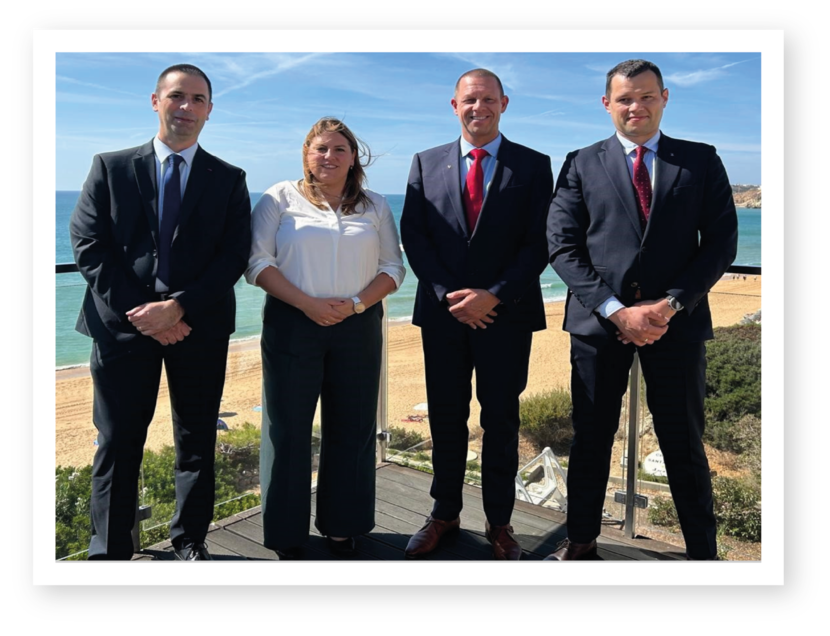 Luitenant-kolonel Frank met 3 collega’s op een groepsfoto in Albufeira.