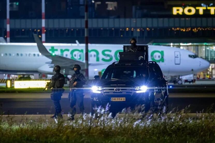 Marechaussees van de HRB beveiligen Rotterdam The Hague Airport tijdens aankomst van de Oekraïense president Zelensky.