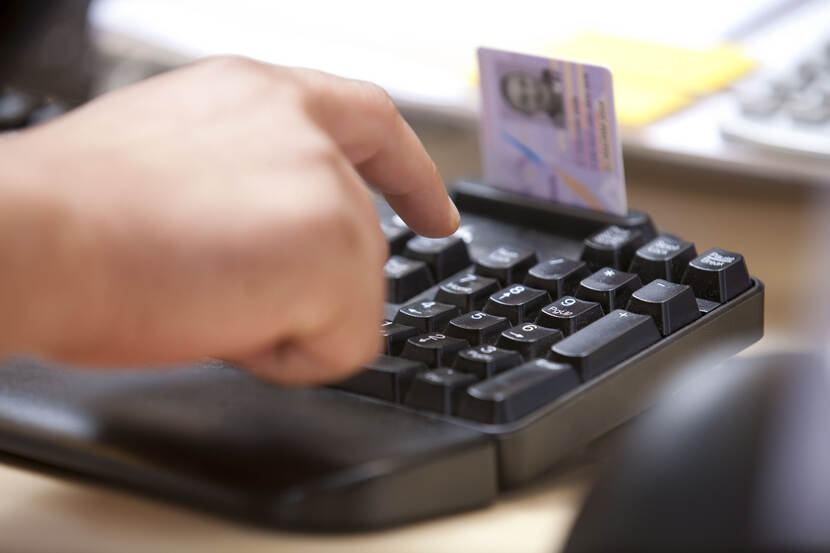 Een Defensiepas in een toetsenbord geeft toegang tot de Defensiesystemen.