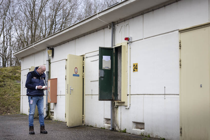 Marco Goeree buiten een munitiebunker.