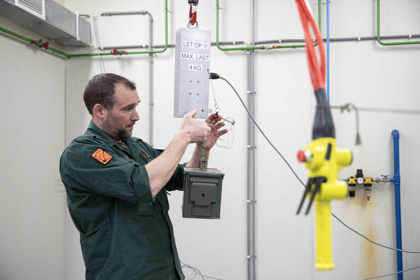 De valproef maakt deel uit van de typeclassificatie. Testen van munitie gebeurt vanzelfsprekend veilig in een bunker en bediend op afstand.