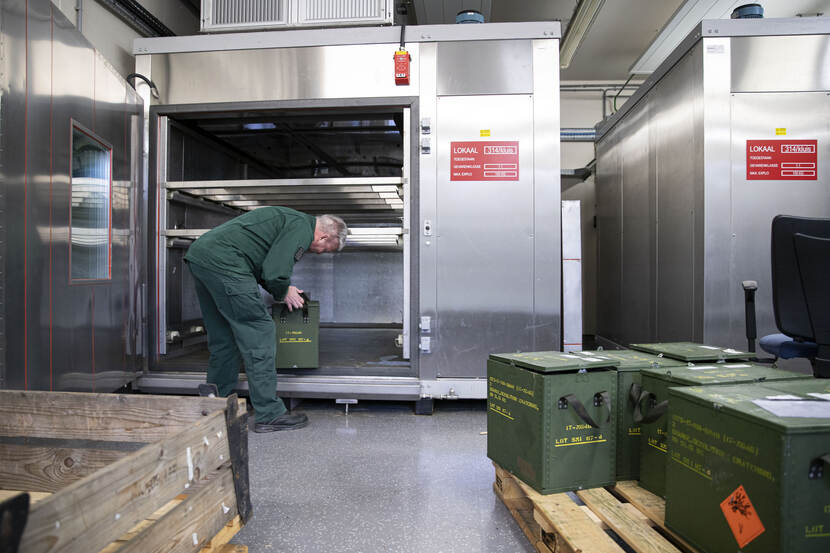 Klimaatkasten, hoge drukkasten, trilplaten; alles is aanwezig om zowel wapens als munitie op alle mogelijke scenario’s te testen.