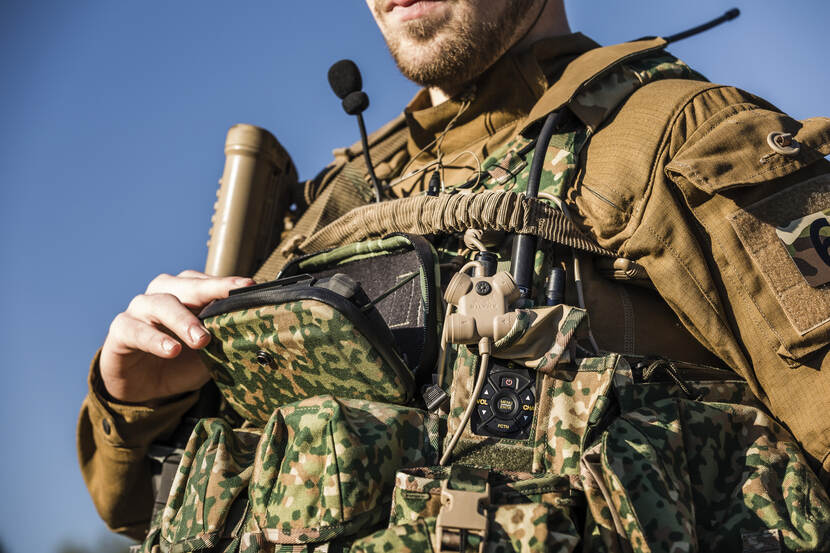 Informatiegestuurd Optreden door middel van technische uitrusting.
