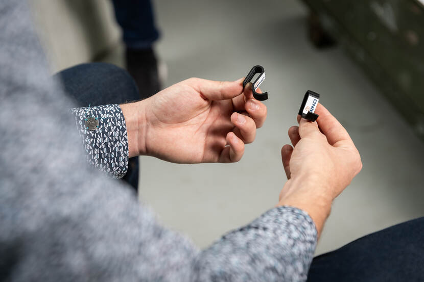 1 van Jasper zijn ideeën was een telefoonhouder gemaakt door een 3D-printer. Deze kan je bevestigen aan je laptop. Op die manier heb je een soort klein tweede scherm.