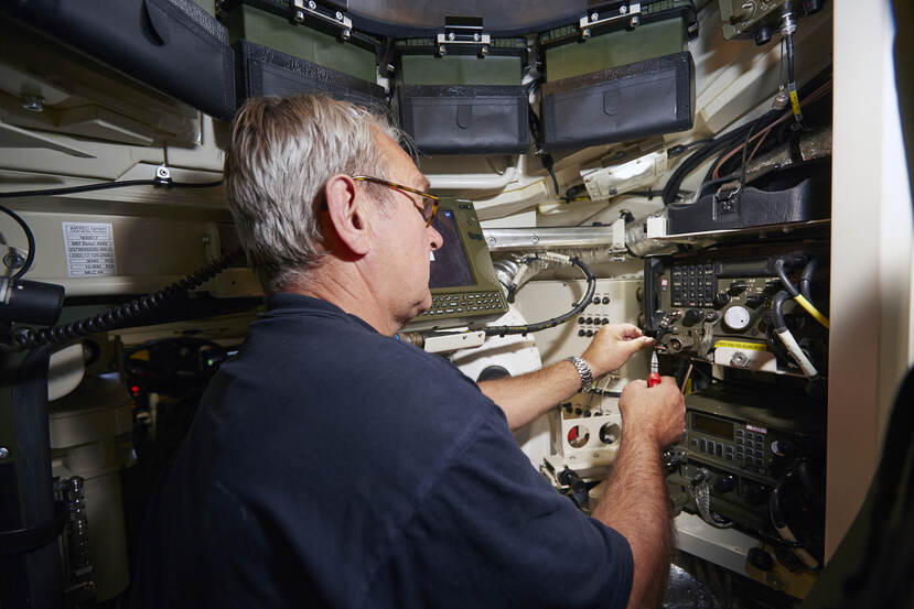 Onderhoud aan een Boxer pantservoertuig in 2014.