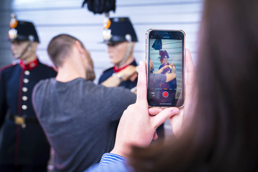 Myriam maakt films van het kleden voor de GPAL-app.