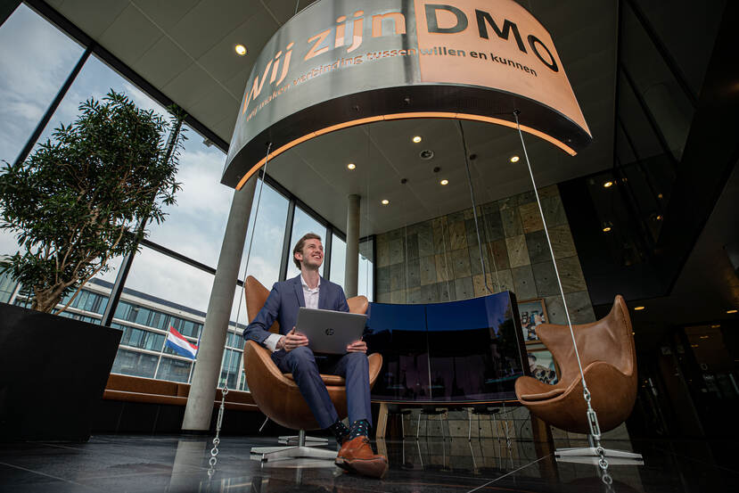 Michael Pieper in de lobby van het DMO-gebouw.