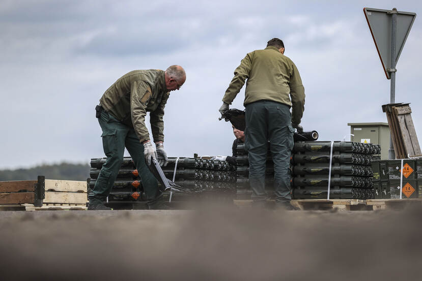 Opruimwerkzaamheden gekantelde munitie-aanhanger