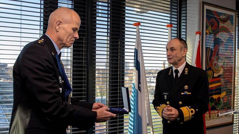 Henry ontvangt het Ereteken voor Verdienste uit handen van DMO-directeur De Waard