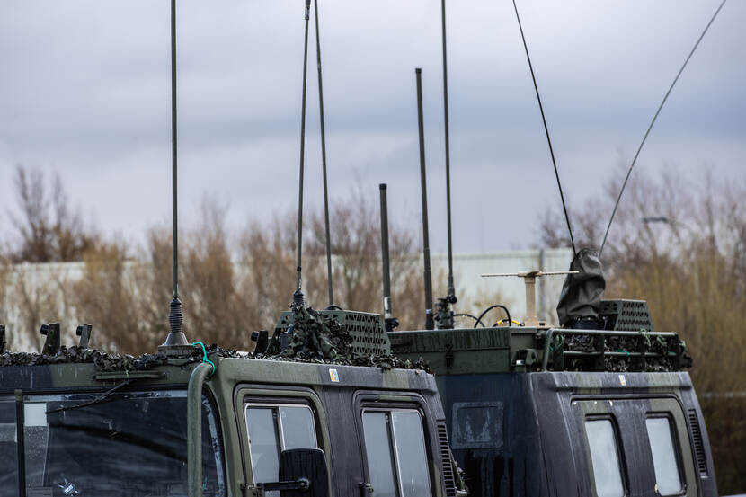 Rupsvoertuigen BV-206 met allerlei antennes.