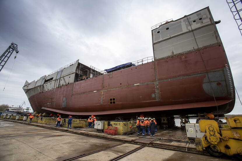 Het middeldeel van de romp van het CSS nog op het droge.