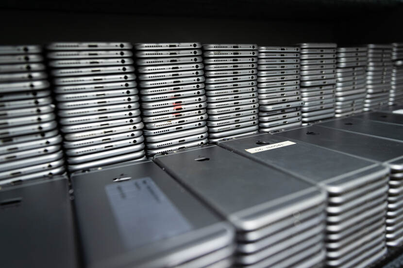 Stapels ingenomen iPhones in een kast.