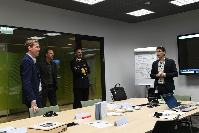 Staatssecretaris van Defensie Christophe van der Maat in de Concurrent Design Facility van DMO.