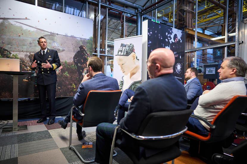 Plaatsvervangend directeur DMO schout-bij-nacht Hartman op de MINDBase