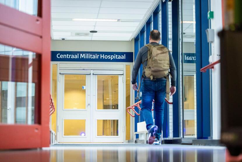 Gang in het Centraal Militair Hospitaal in Utrecht met een lopende persoon.