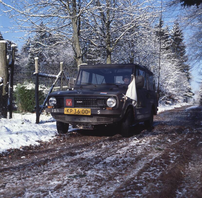 DAF 66 YA van 12 Afdeling Veldartillerie tijdens de winter van 1975 met witte vlak, rode V op de grill en kenteken KP-36-00.