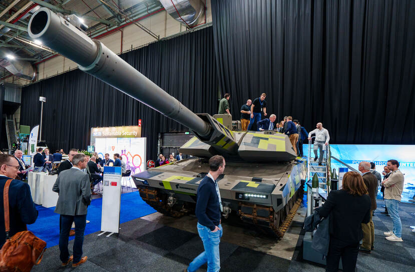 Groothoekfoto van de KF51 Panther gevechtstank met publiek eromheen en erop.