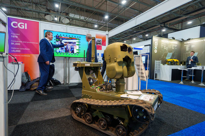 Closeup van DXC X3-robot op de stand van het bedrijf