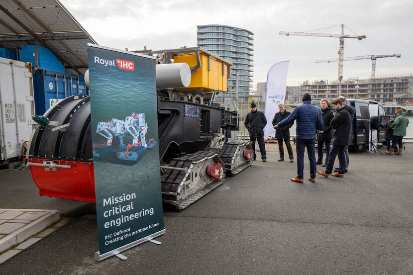 Genodigden kijken bij de Apollo II: een onderwatervoertuig op rupsbanden.