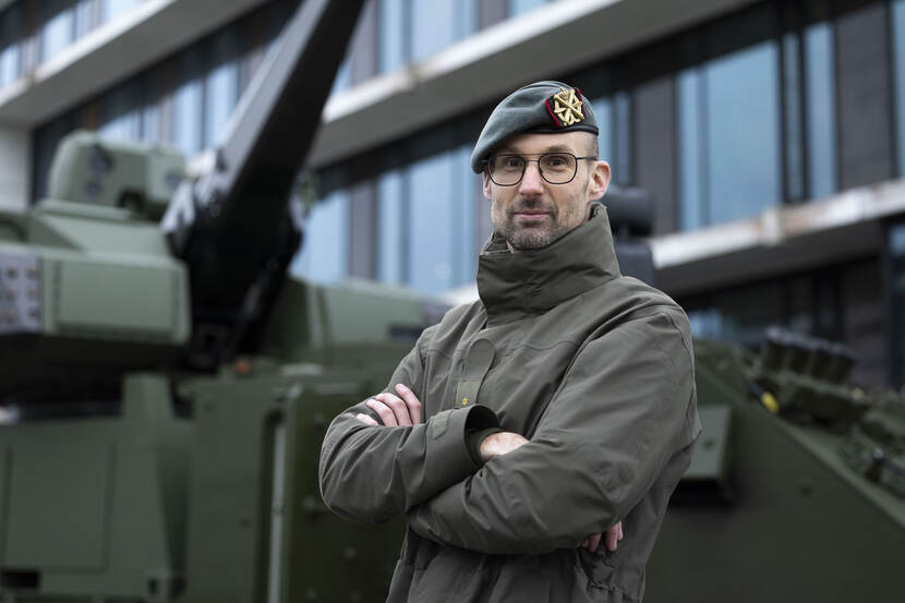 Luitenant-kolonel Ronald in uniform, met de Skyranger vaag op de achtergrond.