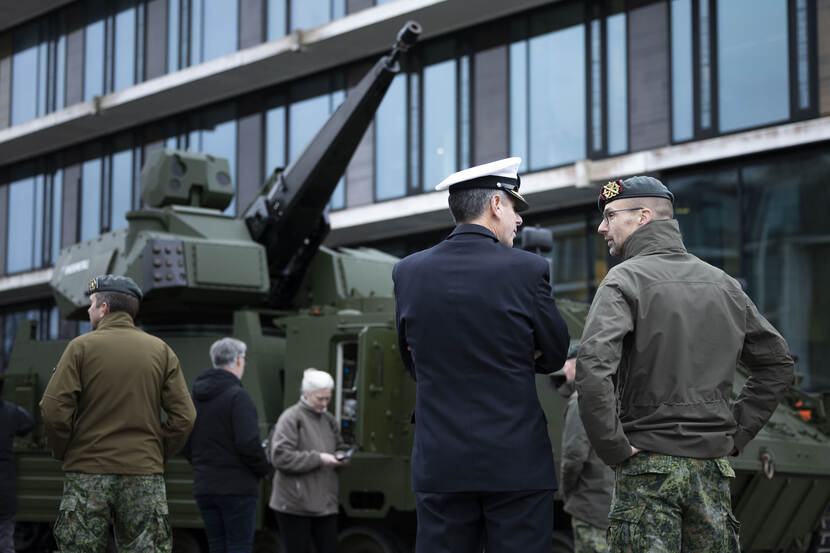 Vice-admiraal Jan Willem Hartman (links) en luitenant-kolonel Ronald, beiden in uniform, kijken naar de Skyranger en ACSV.
