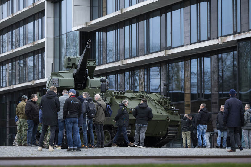 Een groep medewerkers van Defensie kijkt naar de Skyranger de Kromhoutkazerne.