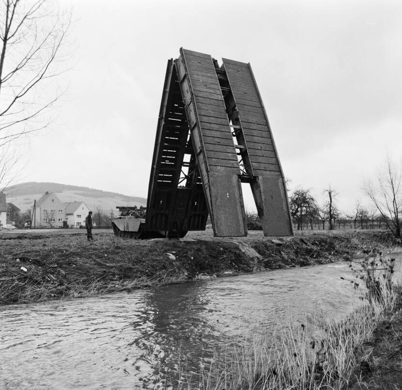 Een Centurion Mk 5-brugleggende tank legt zijn schaarbrug over een riviertje. Duitsland, 1975.