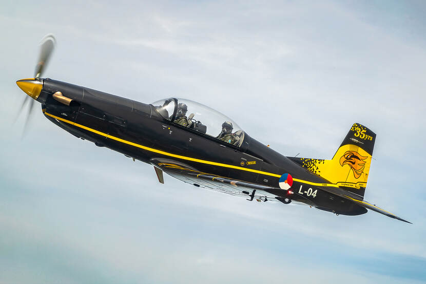 PC-7 vliegt in de lucht.