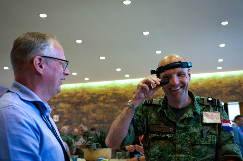 Op de innovatieochtend voor commandanten test een militair een innovatie.