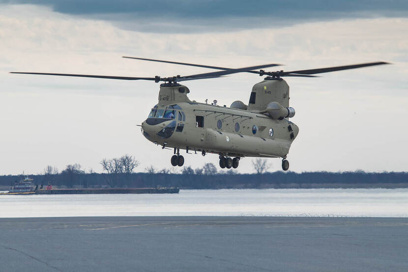 Een Chinook-transporthelikopter in de lucht.