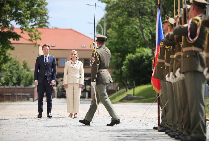 Brekelmans en zijn Tsjechische ambtgenoot Jana Černochová worden in Praag gegroet door een militair
