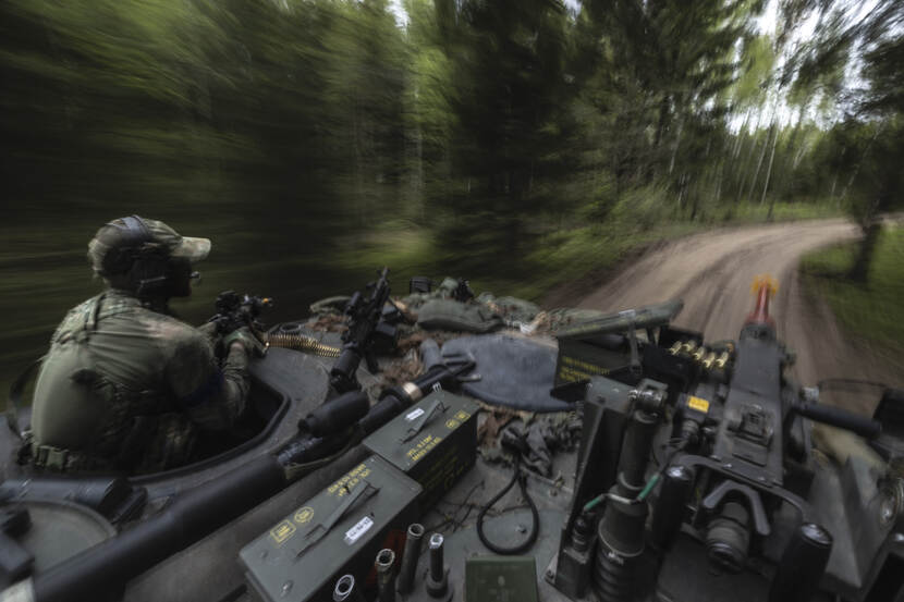 Een Fennek-verkenningsvoertuig tijdens oefening Iron Wolf in Litouwen.