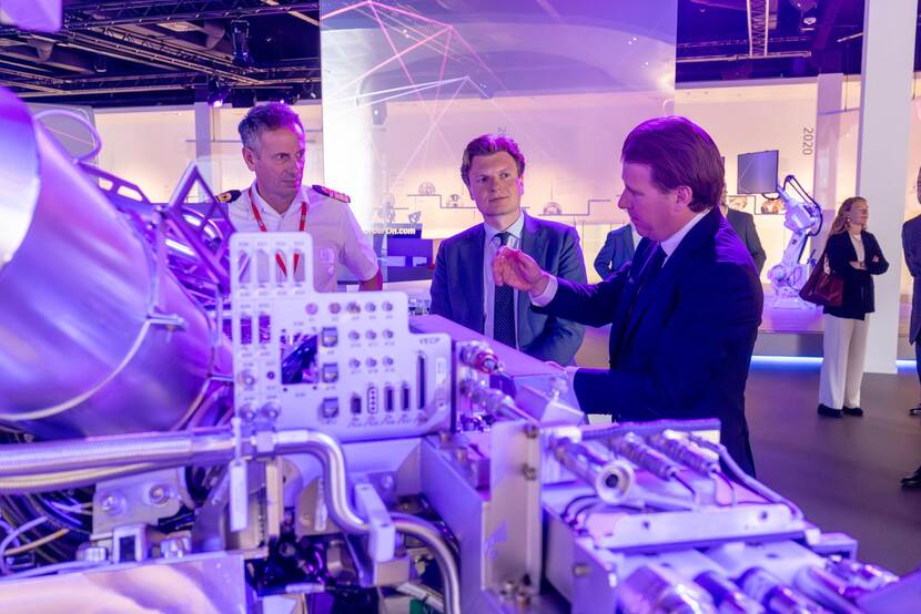 Minister Brekelmans, C-COMMIT Hartman en CEO Willem van der Leegte zijn met elkaar in gesprek bij de VDL Groep