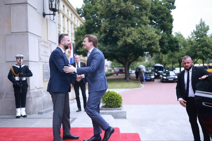 Minister Brekelmans begroet zijn Poolse collega Kosiniak-Kamysz.