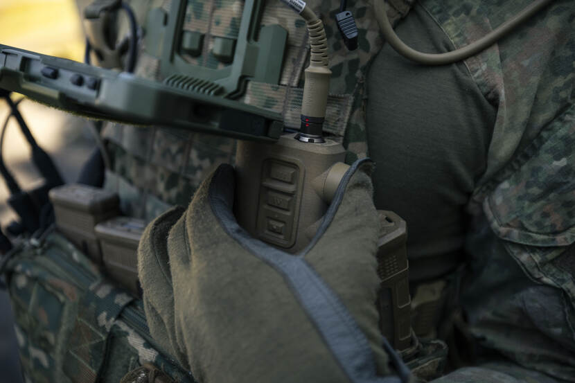 close up van radio die verbonden is aan scherm met blue force tracking.